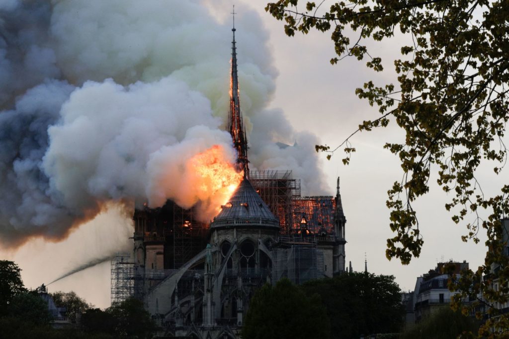 Miliony od L’Oreal, Gucci, Saint Laurent i Alexander McQueen na wsparcie odbudowy Notre Dame