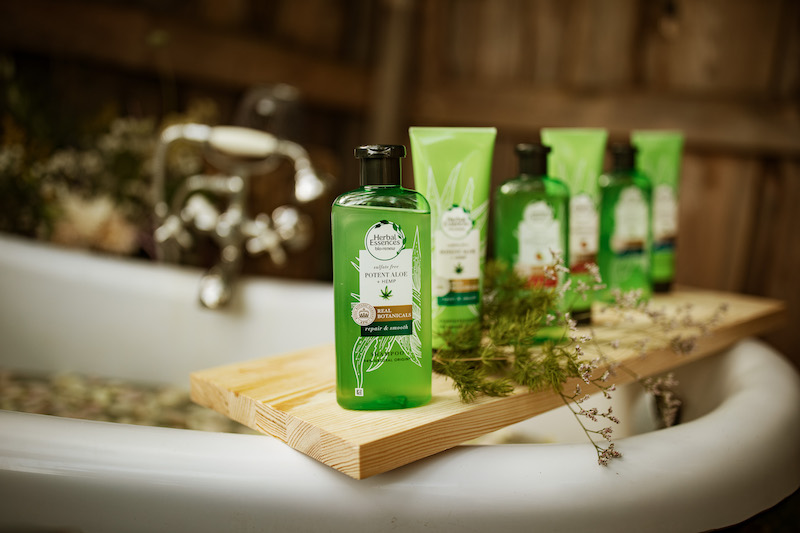 Siła roślin w pielęgnacji włosów w nowej linii produktów HERBAL ESSENCES BIO:RENEW POTENT ALOE