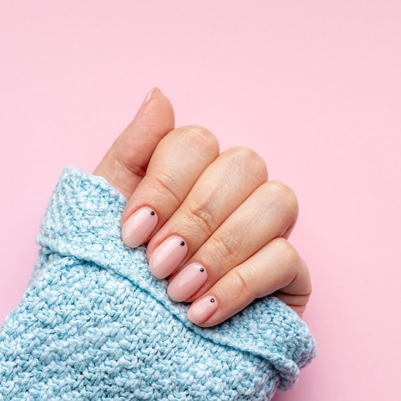 Manicure… i kropka! To gorący trend tego sezonu