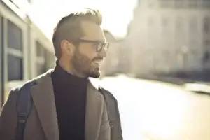 mężczyzna w okularach słońce