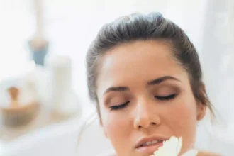 Zdjęcie dodane przez Elina Fairytale: https://www.pexels.com/pl-pl/zdjecie/moda-kobieta-relaks-kwiaty-3865717/